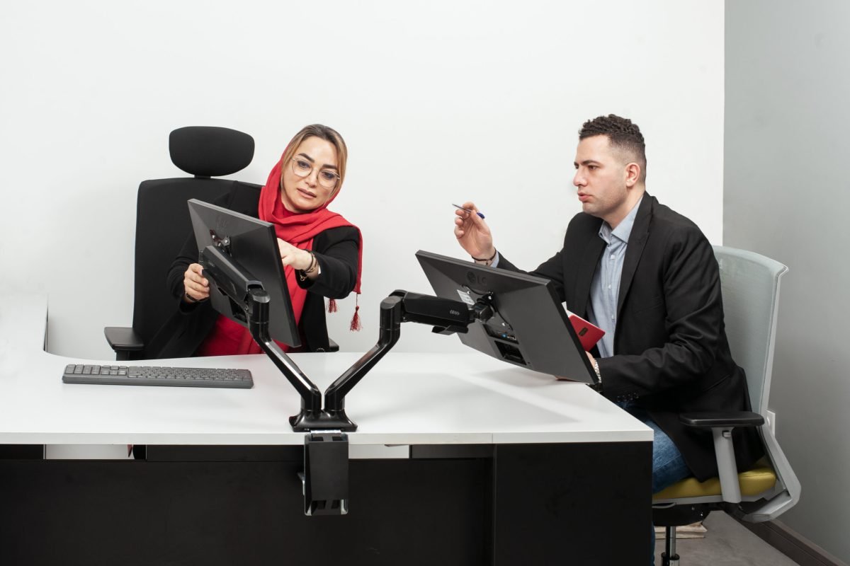 پایه نگهدارنده مانیتور با جک گازی مدل WLA004